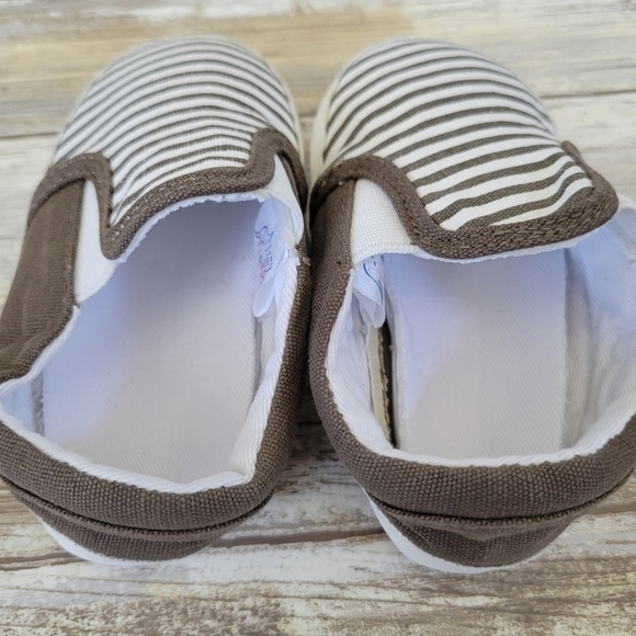 NWT Izzy & Roo Brown & White Striped Canvas Slip-On Shoes Baby Size 24-30 Months - Picture 6 of 9
